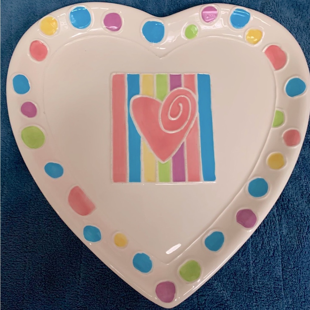🩷🩵 CUTE CERAMIC PLATE HEART SHAPED WITH DECORATIVE HEARTS BY NICOLE ENGBLOM 💛💚